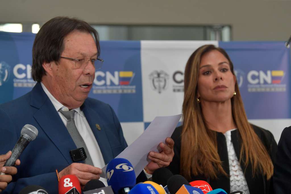 Los magistrados del Consejo Nacional Electoral, César Lorduy, Maritza Martínez y Álvaro Hernán Prada, en rueda de prensa comunicando la decisión de investigar la campaña presidencial de Gustavo Petro.