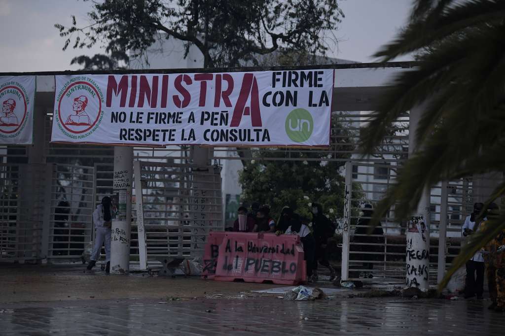 IMÁGENES EXCLUSIVAS.
Protestas y manifestaciones de estudiantes enmascarados de la Universidad Nacional por la posesión del Rector José Ismael Peña.
