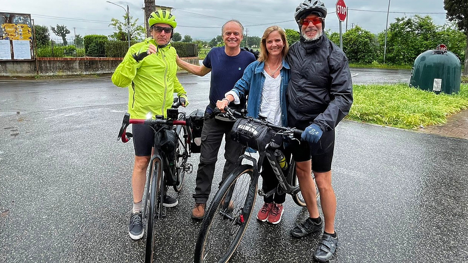 En la Toscana, Felipe y su esposa Catalina salieron al encuentro de los dos pensionados en bici por Europa. Por un tiempo, el equipo tendrá dos capos, con Felipe en la bicicleta de segunda que compró en Roma para el efecto.