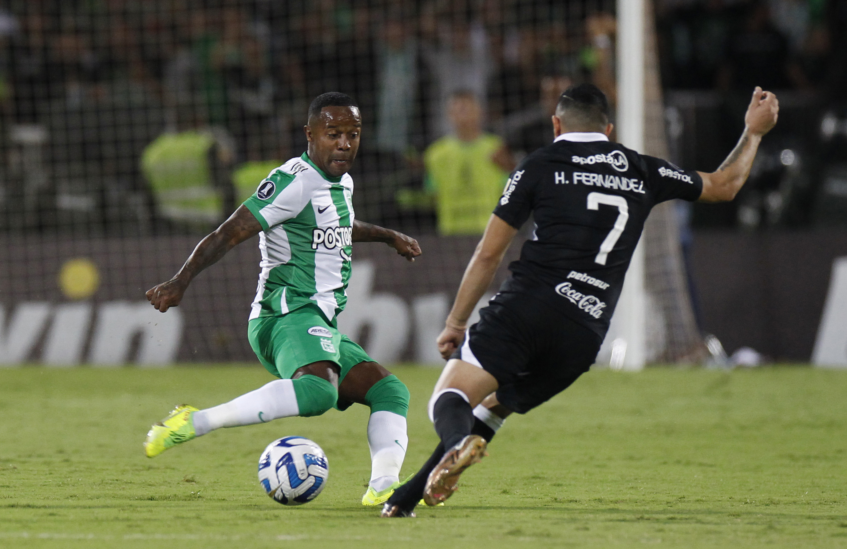 AME6459. MEDELLÍN (COLOMBIA), 02/05/2023.- Dorlan Pabón (i) de Atlético Nacional disputa el balón con Hugo Fernández Martínez de Olimpia hoy, durante el partido válido por la fase de grupos de la Copa Libertadores entre el Atlético Nacional de Colombia y el Olimpia de Paraguay, en el estado Atanasio Girardot de la ciudad de Medellín (Colombia). EFE/ Luis Eduardo Noriega A.