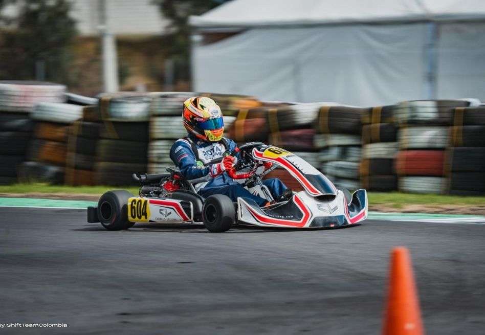 El piloto colombiano se coronó campeón de la categoría DD2 Master en el Rotax Max Challenge South America Trophy 2025 en Ecuador y competirá en las Grand Finals de Baréin,