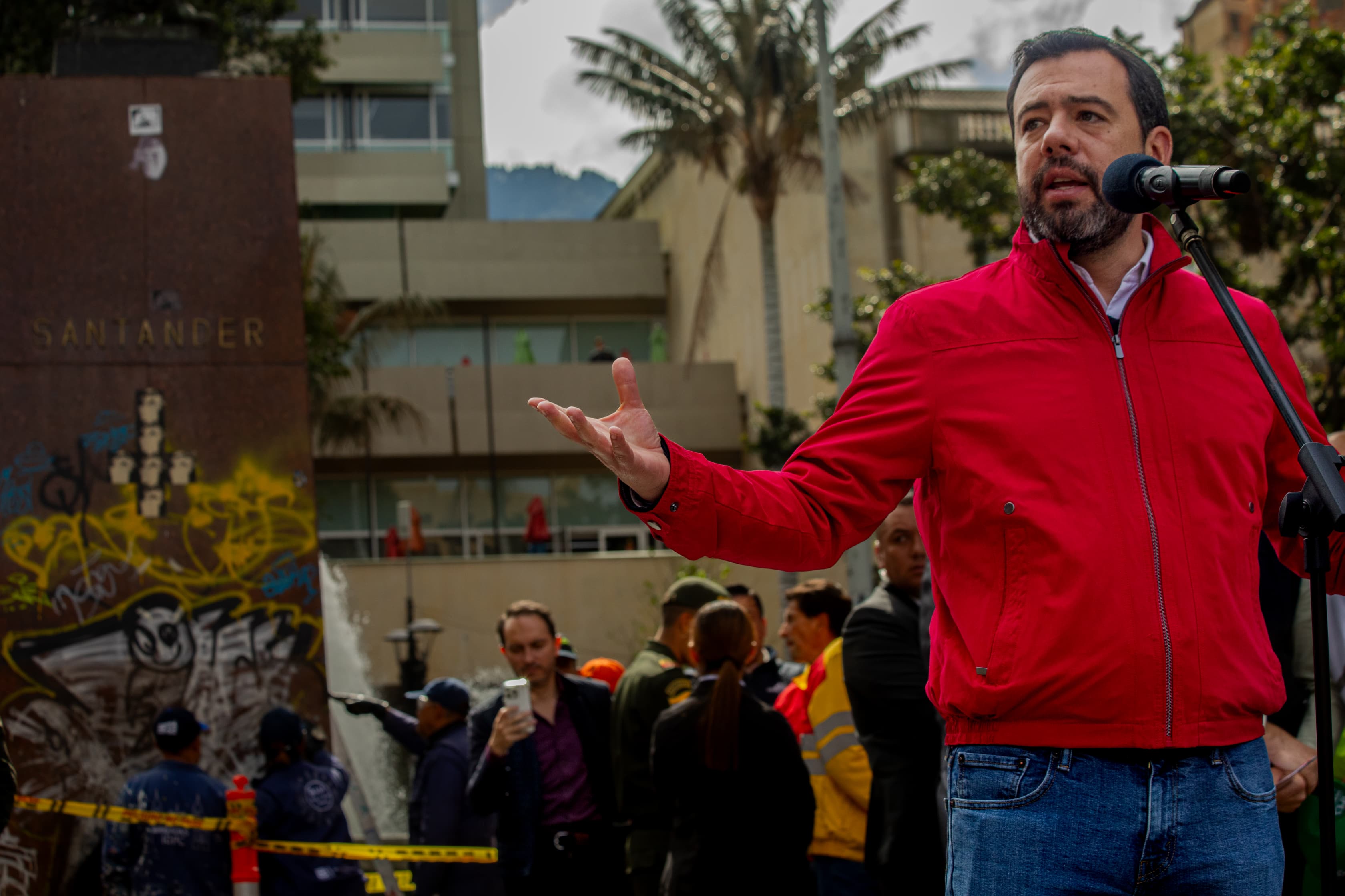 Carlos Fernando Galán dando a conocer el plan El Centro Vive a la opinión pública.
