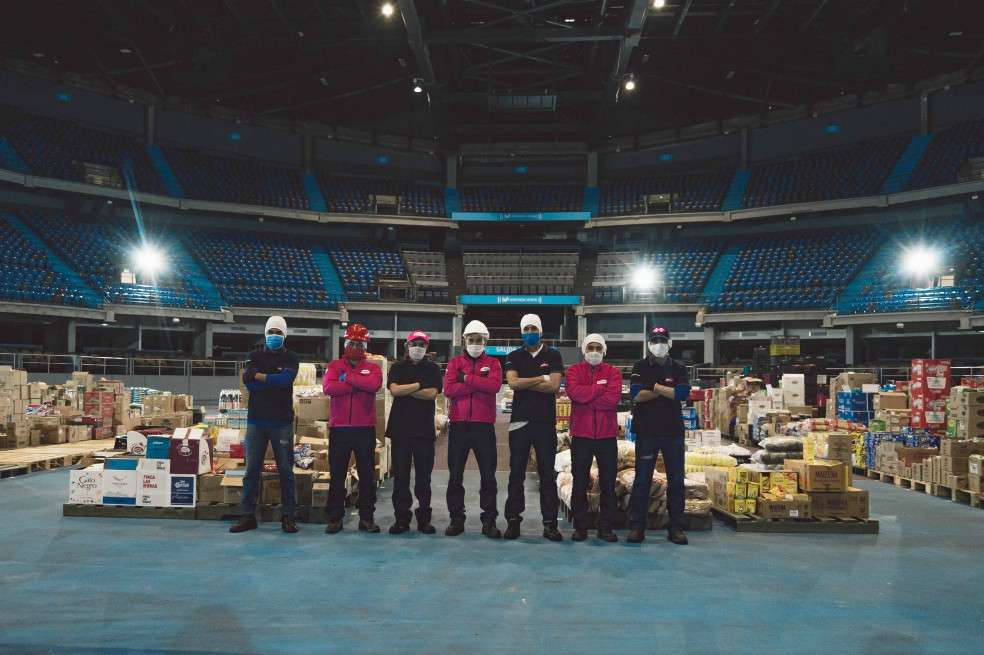 “Esta alianza nos permite ampliar nuestra capacidad rápidamente porque el espacio es suficiente para operar y así mismo ayudamos a alivianar la caja del Movistar Arena, que seguramente se verá afectada por la inexistencia de eventos masivos durante la coyuntura. Es reinventarnos y ayudarnos entre industrias mientras pasa todo esto”, afirma Miguel McAllister CEO de Merqueo.