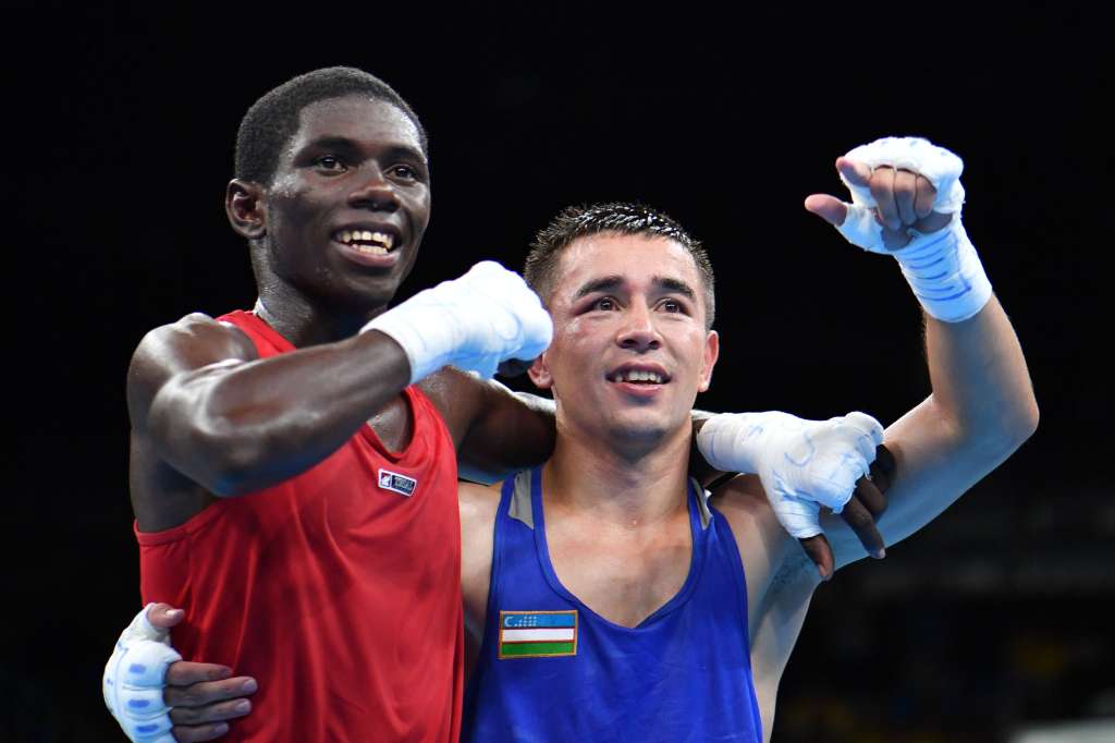 Yuberjen Martínez y el kazajo Hasanboy Dusmatov, en los Olímpicos de Río 2016. / AFP