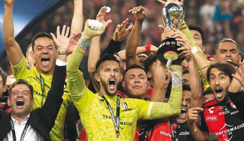 El colombiano Camilo Vargas atajó dos remates en la definición por cobros desde el punto penalti, claves para el triunfo del Atlas en la gran final. / AFP