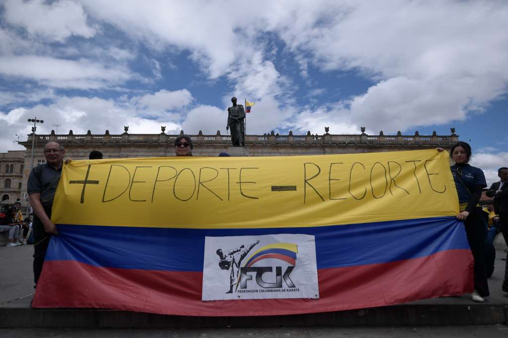 Atletas, entrenadores y dirigentes de todo el sistema deportivo nacional, olímpico y paralímpico, se concentraron en la Plaza de Bolívar para reclamarle al gobierno de Gustavo Petro por la reducción de casi el 70% de su presupuesto para 2026, prevista en la nueva Ley de Financiamiento. La protesta contó con la participación de medallistas olímpicos como Jeison López, Carlos Ramírez o Mari Leivis Sánchez; medallistas paralímpicos, como Erica Castaño, Moisés Fuentes y Fabio Torres; exdeportistas, ahora dirigentes, como Fabiola Zuluaga y Javier Suárez, y altos mandos del deporte colombiano como el presidente del Comité Olímpico nacional, Ciro Solano.
