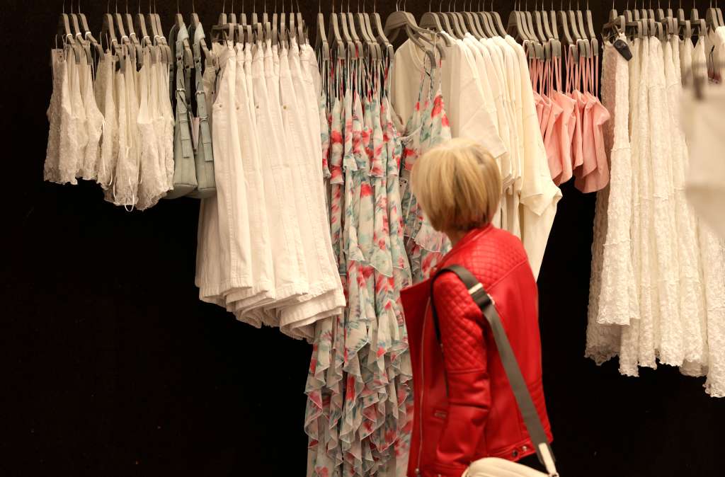 A CORUÑA, 30/04/24.- Pase para medios de comunicación del nuevo concepto de tienda que la marca de moda joven Bershka, perteneciente a Inditex, ha presentado este martes en el centro comercial Marineda City de A Coruña, un espacio diseñado en colaboración con el estudio de diseño italiano OMA. EFE/Cabalar
