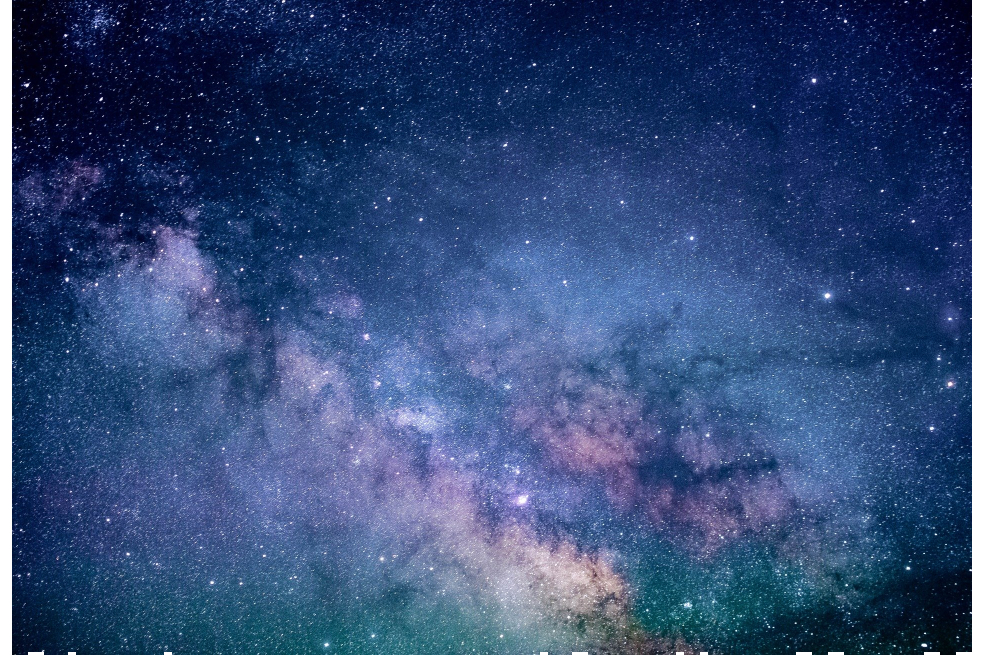 El cielo estrellado se ve con luces de colores que oscilan entre el azul y el morado.