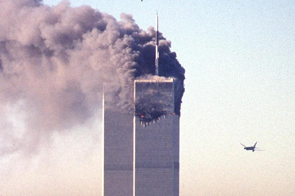 Este momento marcó a miles de personas en el mundo: el segundo avión secuestrado se estrellaba contra las Torres Gemelas en Nueva York. / AFP