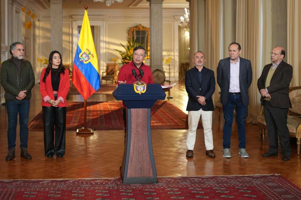 El presidente Gustavo Petro, en la noche del 15 de febrero, usó una alocución sobre el salario mínimo para convocar a una nueva jornada de marchas. Estuvo junto a los minstros Armando Benedetti (Interior), Jorge Cuerto (Justicia), Antonio Sanguino (Trabajo) y Nhora Mondragón, directora del Dapre.