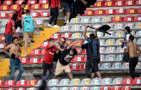 Querétaro vs. Atlas: batalla campal en fútbol mexicano dejó 22 personas heridas