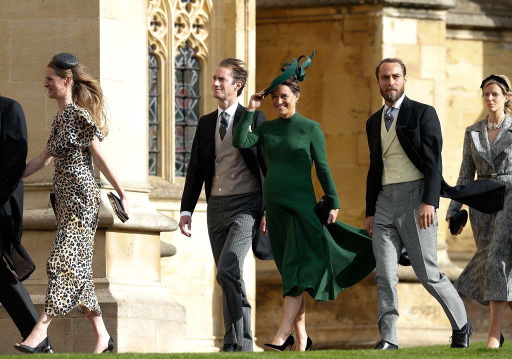 Pippa Middleton junto a su esposo James Matthews y su hermano James Middleton el día del matrimonio de la princesa Eugenia y Jack Brooksbank, el 12 de octubre de 2018. / AFP