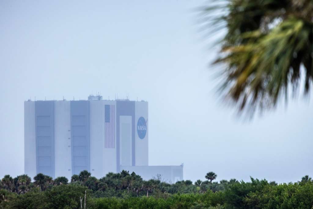 Cape Canaveral (United States), 06/10/2024.- A view of NASA's iconic Vehicle Assembly Building from NASA'Äôs causeway in Titusville, Florida, USA, 06 October 2024. Due to inclement weather, approaching Tropical Storm Milton, NASA is canceling today'Äôs events around the SpaceX-Hera spacecraft on a SpaceX 9 rocket (not in the photo) that is docked on the Space Launch Complex 40 (SLC-40) as part of its launch preparations at Cape Canaveral Space Force Station in Cape Canaveral. According to the European Space Agency, Hera, a spacecraft developed by the European Space Agency for its Space Safety program, will perform a detailed post-impact survey of the target asteroid, the orbiting moonlet of a binary asteroid system known as Didymos, as part of the world'Äôs first test of asteroid deflection. Hera mission launch is still targeted for 07 October 2024. (tormenta) EFE/EPA/CRISTOBAL HERRERA-ULASHKEVICH