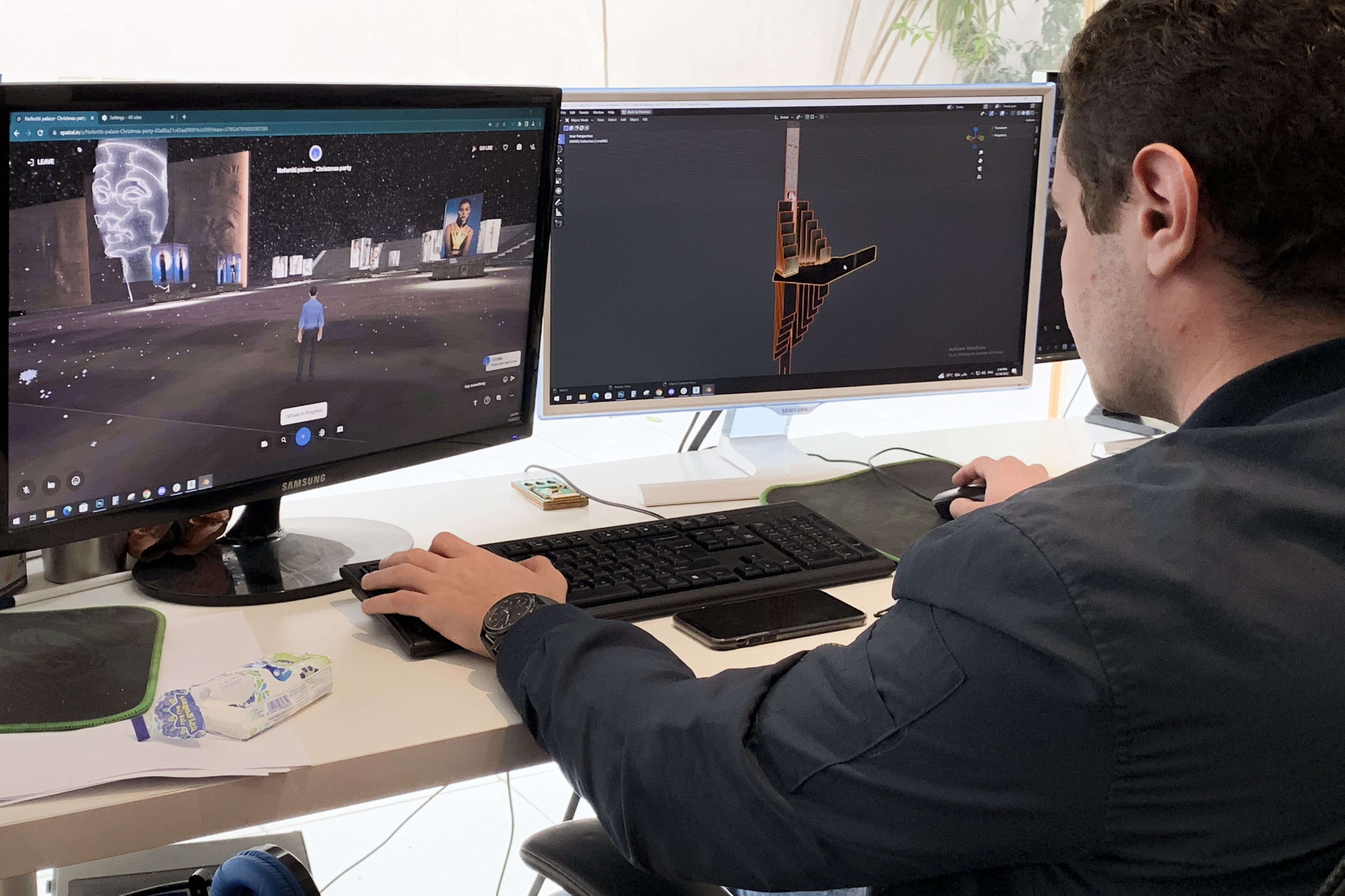 EL CAIRO (EGIPTO), 30/12/2022.- Un joven diseñador esboza un mapa con nuevos espacios de la ciudad virtual de Metatut que sumerge al espectador en el antiguo Egipto. Viajar al antiguo Egipto sin salir de casa ya es una realidad desde el pasado 22 de noviembre, cuando el equipo de diseñadores y creativos egipcios del hub Tutera lanzaron la fase inicial de Metatut, una ciudad virtual que reconstruye la arquitectura, el arte y los lugares más simbólicos de la era de Tutankamón en el metaverso. EFE/Rosa Soto
