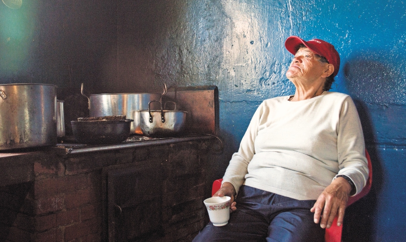 Teresa Rodríguez, llamada en Guasca “La abuela de todos”, es reconocida en la región por la chicha que prepara. / Fotos: Cortesía Sabias Montañeras