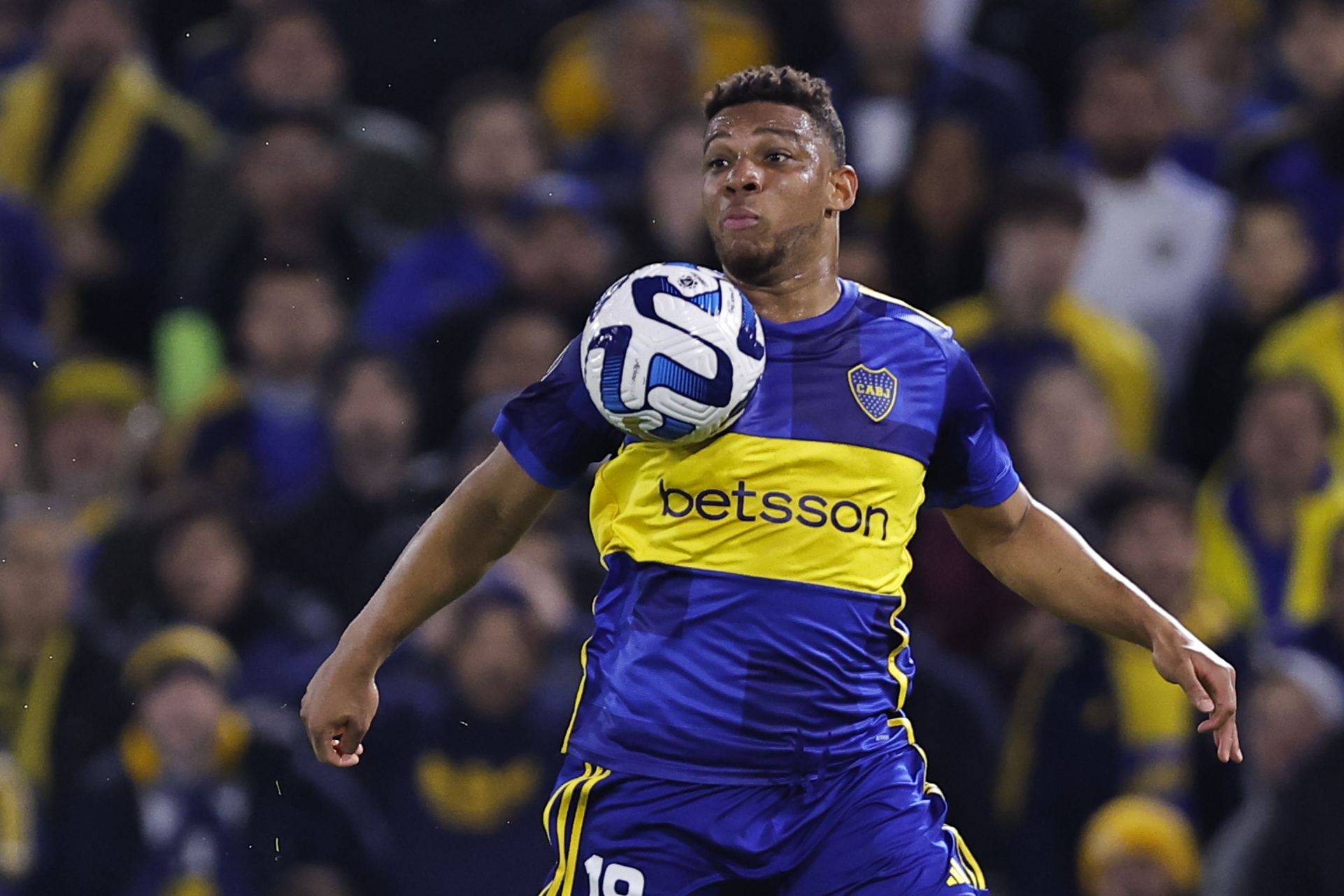 AME3918. BUENOS AIRES (ARGENTINA), 23/08/2023.- Frank Fabra de Boca controla el balón hoy, en un partido de los cuartos de final de la Copa Libertadores entre Boca Juniors y Racing en el estadio La Bombonera en Buenos Aires (Argentina). EFE/ Juan Ignacio Roncoroni