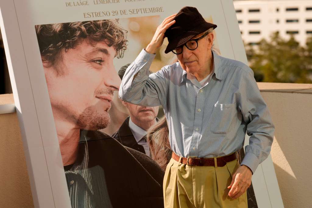 GRAFCAT4065. BARCELONA, 18/09/2023.- El director neoyorquino Woody Allen posa durante la presentación este lunes en Barcelona de su última película, "Golpe de suerte", rodada en francés en París, con algunos de los ingredientes de su filmografía, si bien con menos carga cómica. EFE/Enric Fontcuberta