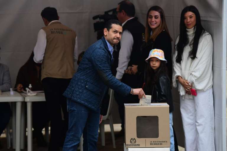 El Ministro del interior Daniel Palacios, vota durante la segunda vuelta presidencial.