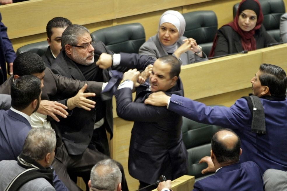 Miembros del Parlamento jordano intentan separar a los diputados que se peleaban en el recinto.