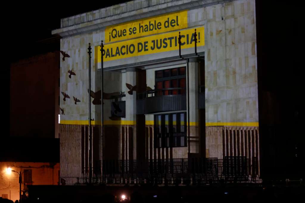 AME6311. BOGOTÁ (COLOMBIA), 06/11/2025.- Fotografía donde se observa una proyección sobre la fachada del Palacio de Justicia durante un homenaje este jueves, en Bogotá (Colombia). Los rostros de las víctimas llenaron la fachada del Palacio de Justicia de Colombia en uno de los actos de conmemoración del 40 aniversario de la toma y retoma de ese edificio, un sangriento episodio que dejó 94 muertos, entre ellos once magistrados de la Corte Suprema, y un número por establecer de desaparecidos. EFE/ Mauricio Dueñas Castañeda