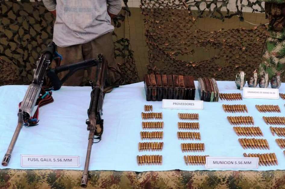 Material de guerra entregado por los guerrilleros desmovilizados. / Cortesía Ejército