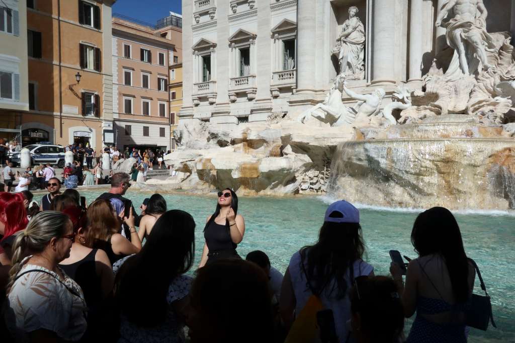 ROMA (ITALIA), 12/09/2024.- Ver de cerca la Fontana de Trevi, uno de los grandes símbolos de Roma que visitan cada día más de 10.000 personas, y cumplir con la tradición de lanzar una moneda, va a costar 2 euros "para garantizar una experiencia única" a todos los visitantes, una medida que parece contar con el apoyo de muchos turistas. EFE/Daniel Cáceres