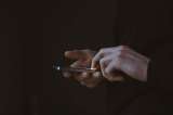 Grababa las partes íntimas de sus clientas, con un celular por debajo de la mesa
