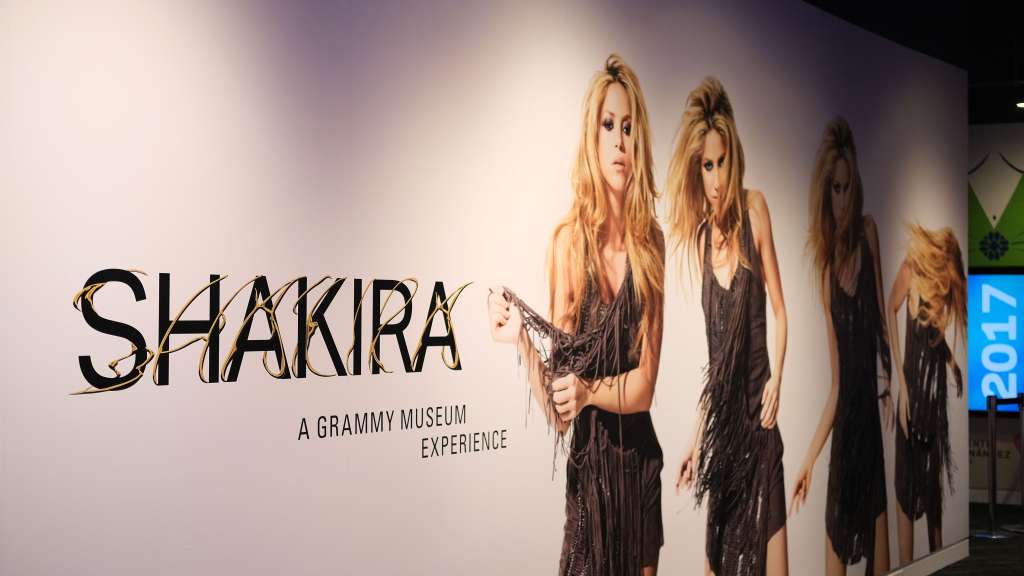 USA4718. LOS ÁNGELES (ESTADOS UNIDOS), 03/03/2023.- Fotografía del cartel de la exposición "Shakira: The Grammy Museum Experience", que recibe a los visitantes hoy en el Museo de los Grammy de Los Ángeles, California (EE.UU.). La exposición pretende romper las ideas preconcebidas que se tienen de la cantante colombiana Shakira al mostrar la versatilidad y todos los matices que envuelven su carrera. Cantante, compositora, bailarina, música y productora son palabras que describen a una de las latinas más reconocidas de la industria musical y la cultura popular. EFE/ Guillermo Azábal