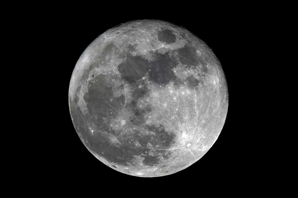 PA6001. CIUDAD DE PANAMÁ (PANAMÁ) 10/9/2022. Vista de la luna llena o Luna de la Cosecha hoy, desde ciudad de Panamá (Panamá). EFE/Bienvenido Velasco