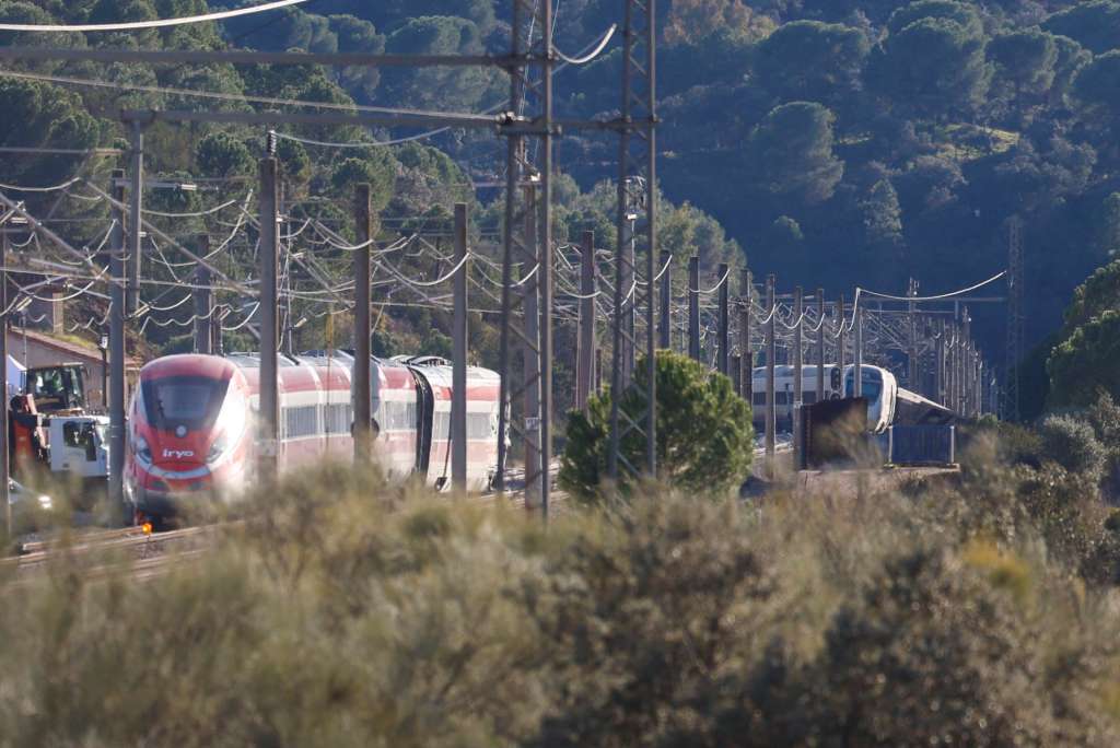 ADAMUZ (CÓRDOBA), 19/01/2026.- Vista del lugar del accidente de los trenes que colisionaron ayer domingo cerca de Adamuz (Córdoba). Al menos 39 personas han fallecido en el accidente de trenes de Ademuz (Córdoba) y decenas han resultado heridas cuando un tren de la compañía Iryo que había salido de Málaga con destino a Puerta de Atocha (Madrid) con 317 personas a bordo descarriló sus tres últimos vagones e invadió la vía contigua por la que en ese momento circulaba otro convoy de Renfe con destino a Huelva, que también descarriló. EFE