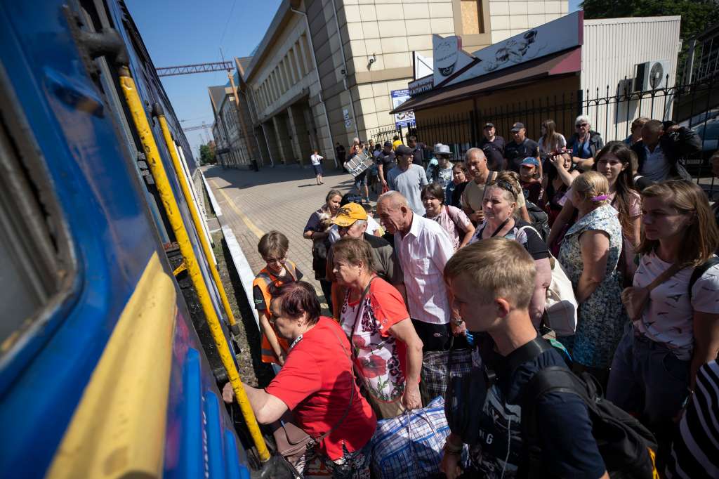 POKROVSK (UCRANIA), 03/07/22.- Familias abordan ayer el tren en la estación de Pokrovsk (Ucrania), la única vía de salida por tren hacia el resto de Ucrania desde el Donbás, donde las fuerzas rusas han tomado casi toda la región de Lugansk. Cada día decenas de personas, muchas de ellas ancianas, escapan por esa ruta de la devastación del conflicto. EFE/Orlando Barría