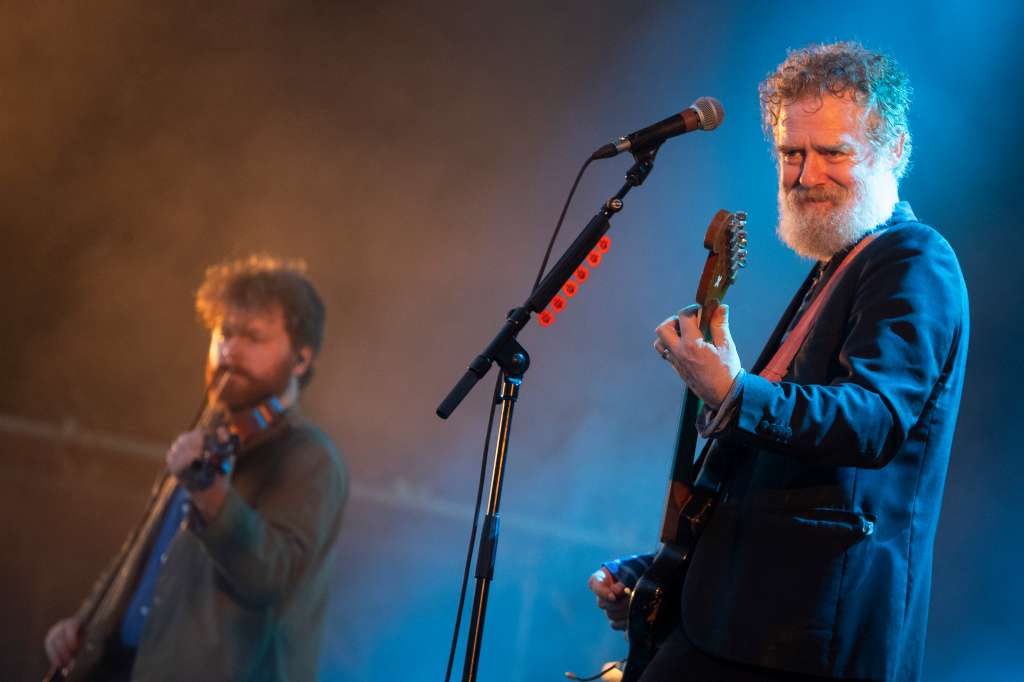 BARCELONA, 25/06/2024.- Un momento del concierto del cantante irlandés Glen Hansard dentro de Alma Festival de Barcelona, este martes. EFE/Marta Pérez