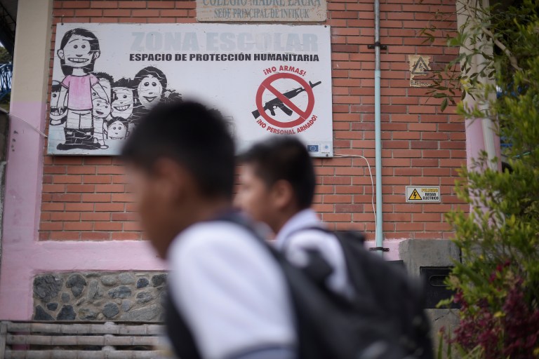 Niños en Cauca deben turnarse para ir a la escuela por amenazas de disidencia de Mordisco