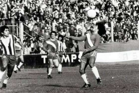 Maradona tenía 15 años y debutó en el partido que Argentinos Juniors perdió 1-0 frente a Talleres de Córdoba. / www.argentinosjuniors.com.ar