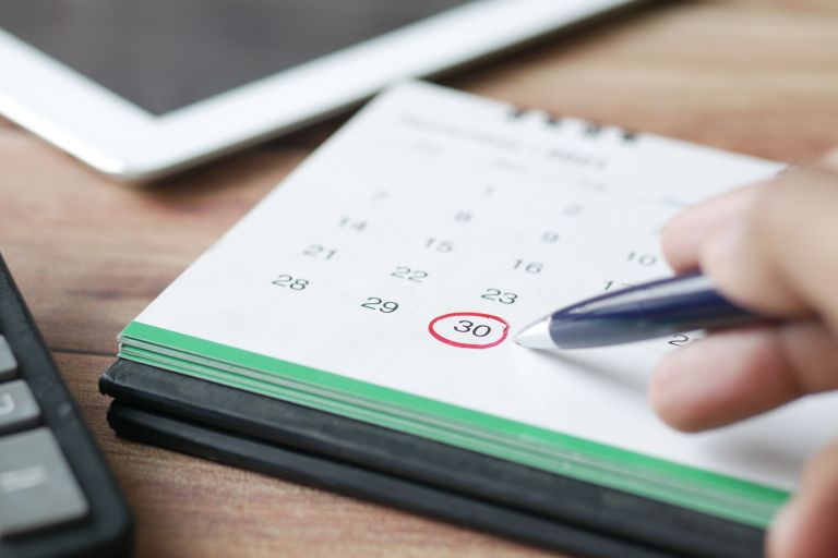 ¿Qué diferencia hay entre la prescripción de las acciones y la caducidad?