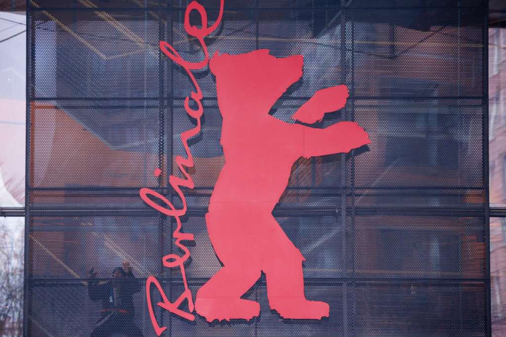 Berlin (Germany), 06/02/2026.- Workers install the symbolic Berlinale Bear ahead of the beginning of the 76th Berlin International Film Festival 'Berlinale' in front of the Berlinale Palace in Berlin, Germany, 06 February 2026. The 76th Berlinale film festival runs from 12 to 22 February 2026. (Cine, Alemania) EFE/EPA/CLEMENS BILAN