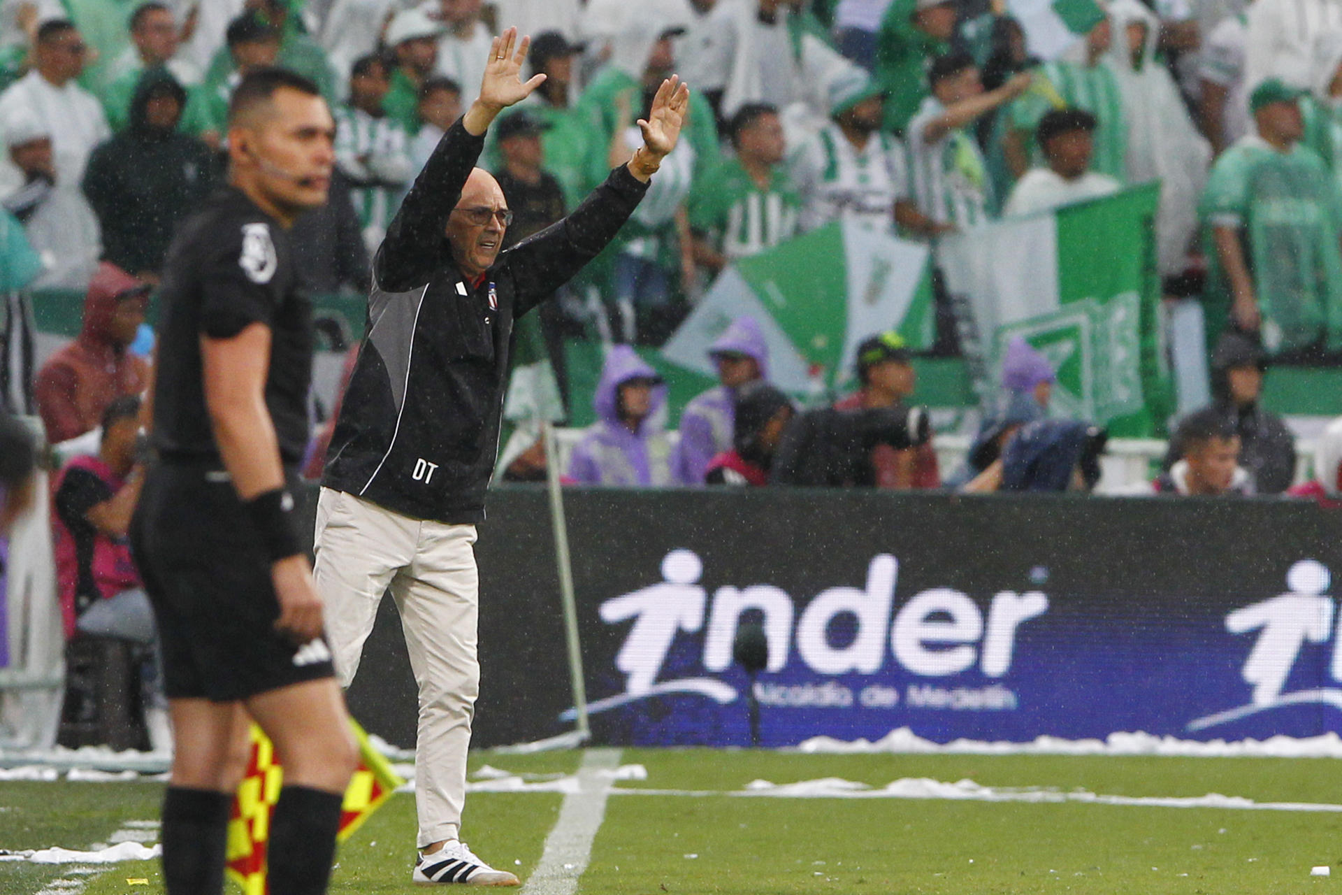AME9879. MEDELLÍN (COLOMBIA), 08/06/2026.- El entrenador de Junior, Alfredo Arias, dirige durante el partido de vuelta de la final de la Liga de Colombia entre Atlético Nacional y Atlético Junior este lunes, en el estadio Atanasio Girardot en Medellín (Colombia). EFE/ STR
