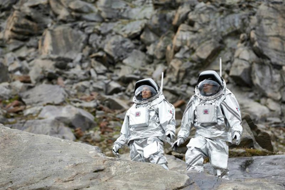 Fotografía cedida por el Foro Austríaco del Espacio (ÖWF) de dos astronautas en la primera recreación de una misión a Marte ensayada en un glaciar alpino, a 2.700 metros de altura, recreada por el Foro Austriaco del Espacio. EFE/ÖWF