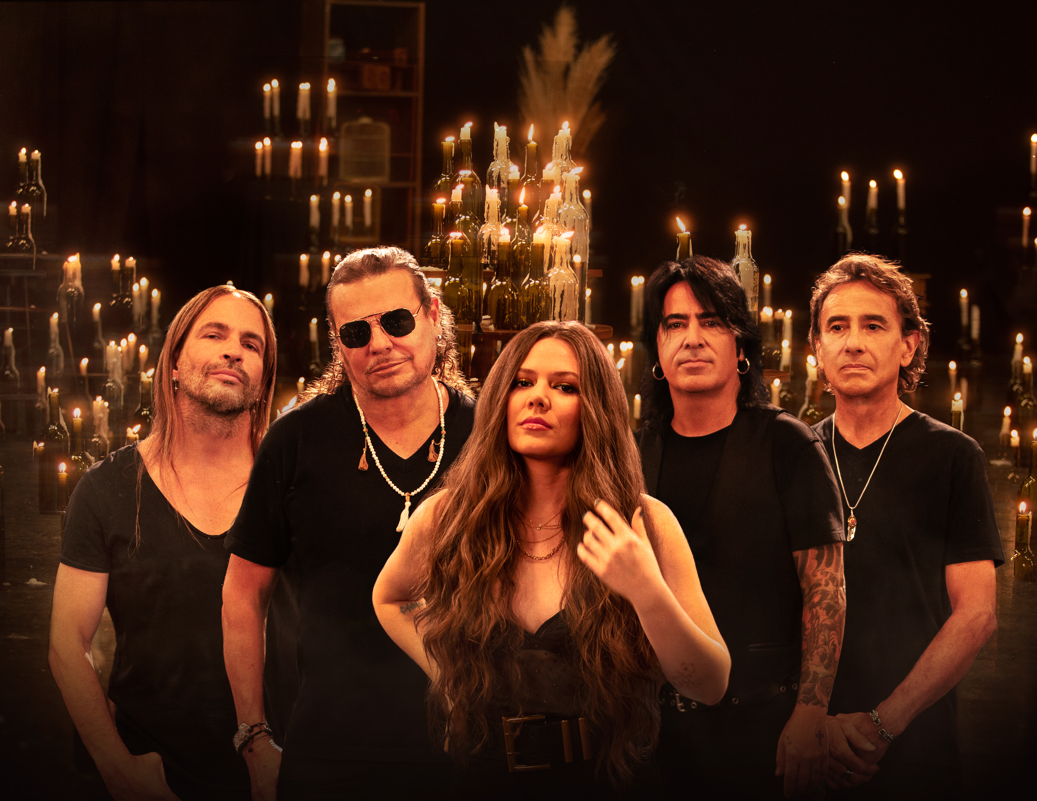 Maná junto a la cantante mexicana Joy Huerta.