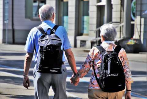 La población mundial sigue en aumento, pero es cada vez más vieja
