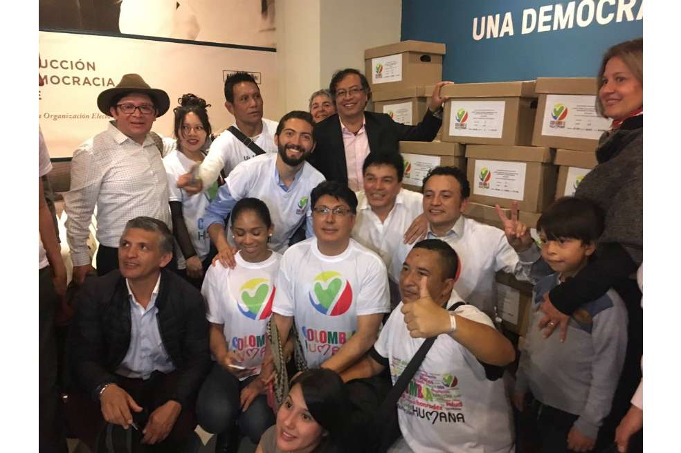 Petro entregó 850 mil firmas. Necesita que la Registraduría apruebe 386 mil de estas para avalar su candidatura. / Tomada de Twitter