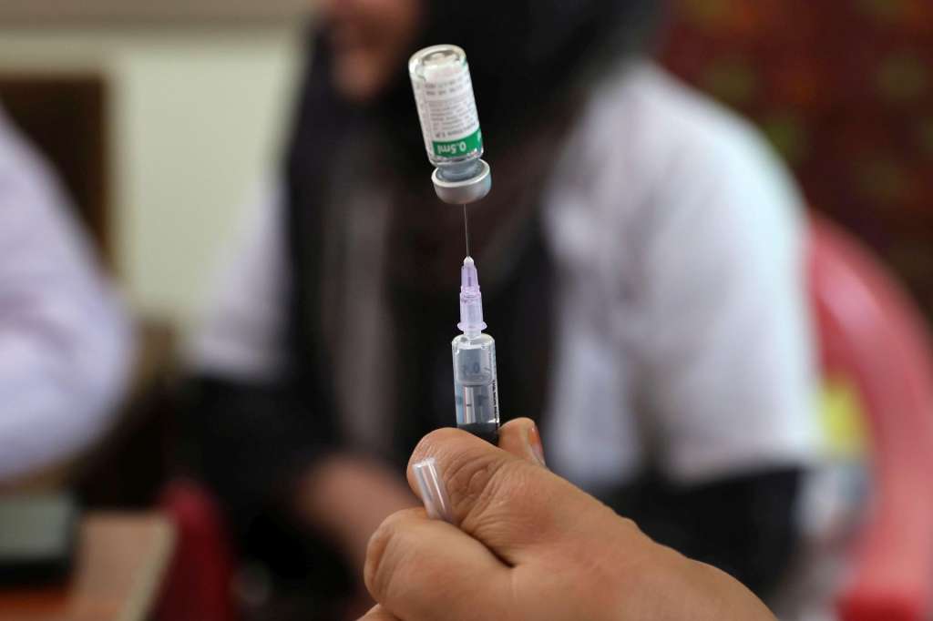 SRINAGAR (India), 22/04/2025.- A health worker prepares a dose of the vaccine during a vaccination drive for Hajj pilgrims at the Hajj House in Srinagar, the summer capital of Indian Kashmir, 22 April 2025. As part of the mandatory health protocol, two types of vaccines are being administered to the pilgrims. The Quadrivalent Meningococcal Meningitis Vaccine (QMMV) and the Influenza Vaccine are additionally given to pilgrims aged 66 years and above. The first batch of Kashmiri Hajj pilgrims is scheduled to leave for the pilgrimage on 04 May 2025. A total of 3,624 Kashmiri Muslims are participating in the Hajj pilgrimage this year. Hajj is considered one of the five major pillars of Islam. During the pilgrimage, Muslims visit Makkah and Madina in Saudi Arabia, the two holiest cities in Islam. (Arabia Saudita) EFE/EPA/FAROOQ KHAN