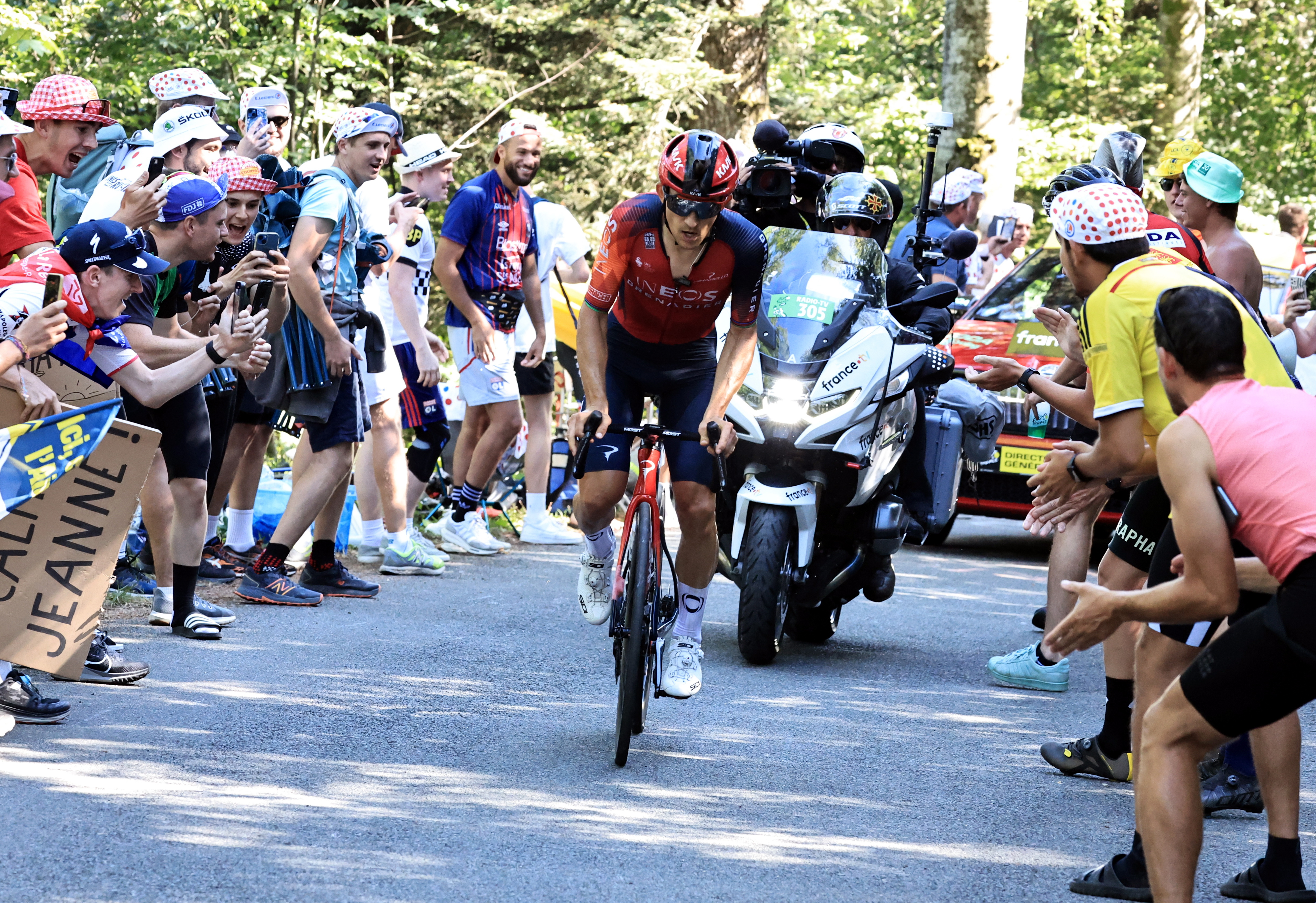 Grand Colombier (France), 14/07/2023.- Polish rider Michal Kwiatkowski of team INEOS Grenadiers on his way to win during the 13th stage of the Tour de France 2023, a 138kms race from Chatillon-Sur-Charlaronne to Grand Colombier, France, 14 July 2023. (Ciclismo, Francia) EFE/EPA/CHRISTOPHE PETIT TESSON
