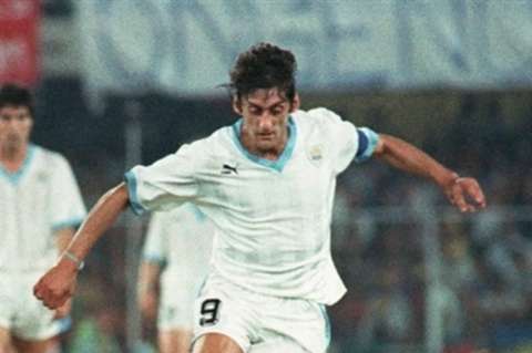 Enzo Francescoli, un príncipe celeste con una banda cruzada en el pecho