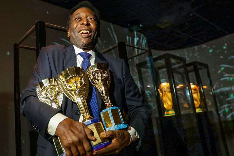 Pelé con sus tres copas del mundo.