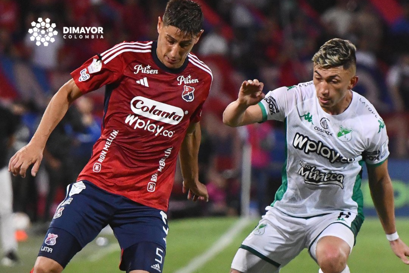 Pablo Lima (izq.) y Fabián Ángel en el partido entre Independiente Medellín y Deportivo Cali.