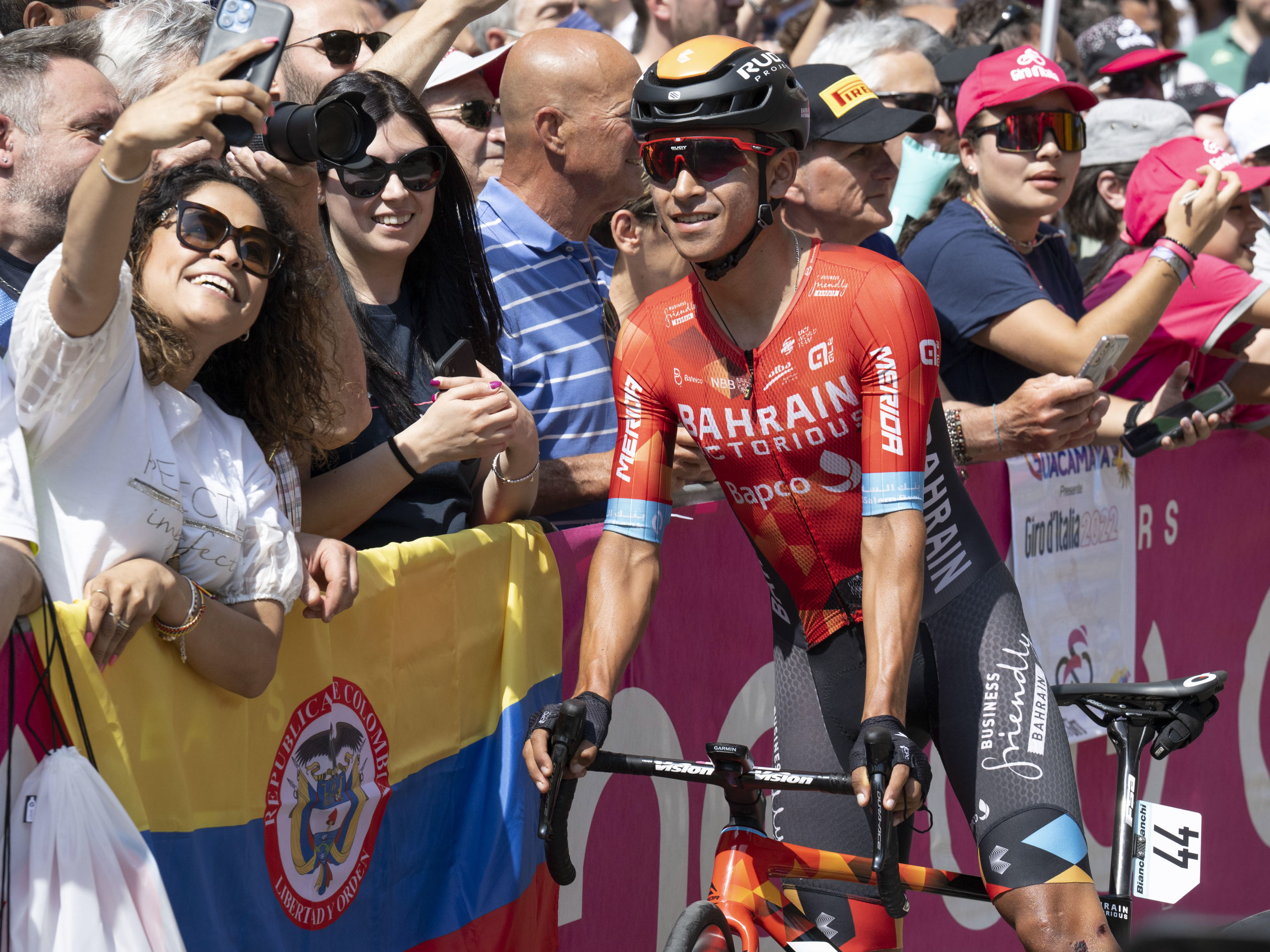 Parma (Italy), 19/05/2022.- Colombian rider Santiago Buitrago Sanchez of Bahrain team poses for a selfie before the start of the 12th stage of Giro d'Italia cycling race, over 204 km from Parma to Genoa, Italy, 19 May 2022. (Ciclismo, Bahrein, Italia, Génova) EFE/EPA/MAURIZIO BRAMBATTI