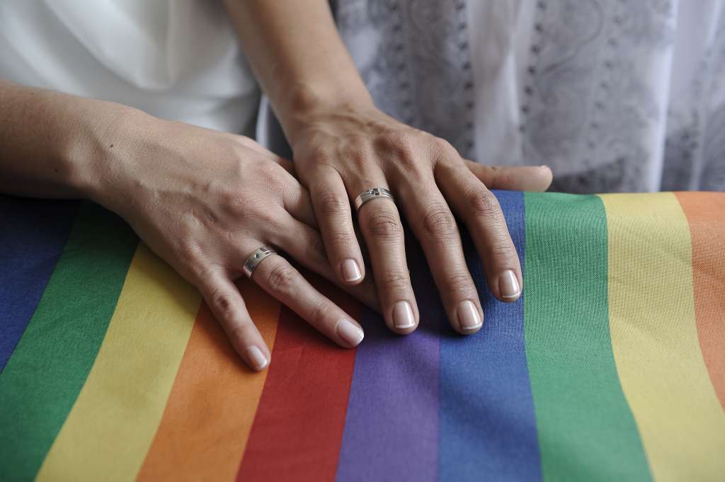 Matrimonio LGBTI entre Elizabeth Castillo y Claudia Zea, en Gacheta, Cundinamarca; Acto realizado por el juez promiscuo municipal, Julio Andrés González Hofmann.