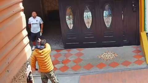 Vecino agredió con un arma a hombre que le reclamó por los excrementos de su perro