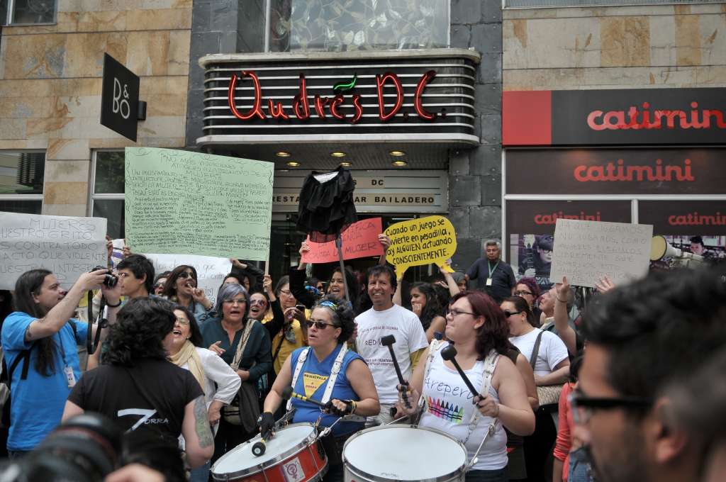 Manifestación en contra del restaurante Andrés Carne de Res, por la burla a mujeres en minifalda, luego de que una joven fue violada allí.
